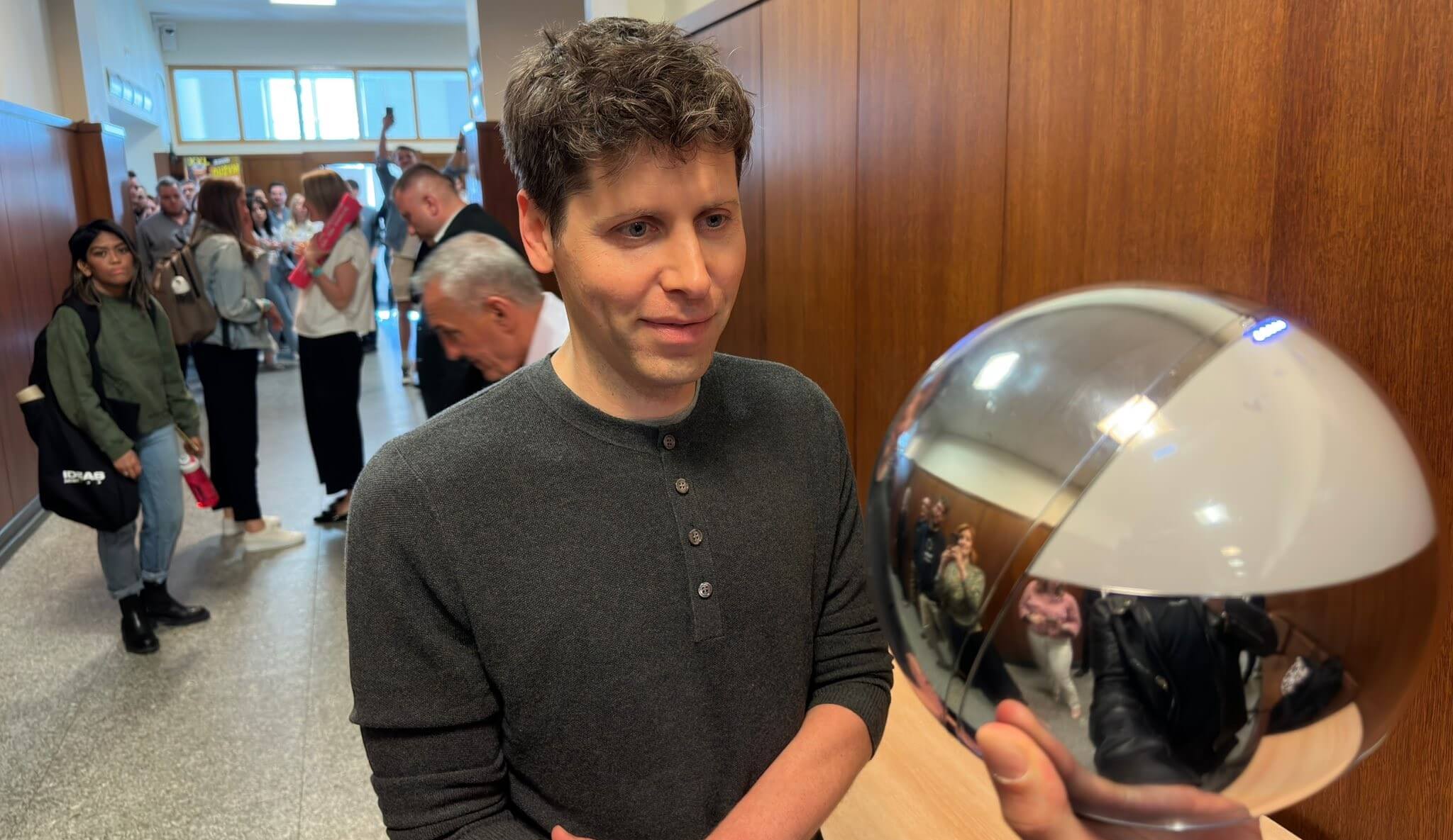 OpenAI 宣布 Sam Altman 將辭去執行長職務並離開董事會。董事會認為 Sam Altman 在溝通中始終不坦誠，阻礙了董事會履行職責的能力。董事會不再對他繼續領導 OpenAI 的能力充滿信心。